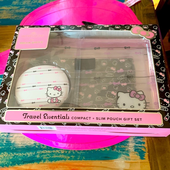 New In Box Travel Essential Hello Kitty Gift Set